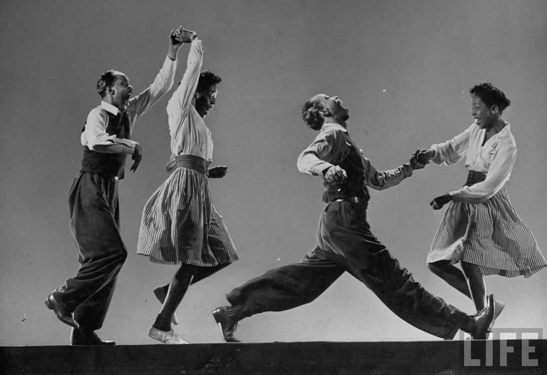Dos parejas bailando lindy hop, imagen en blanco y negro