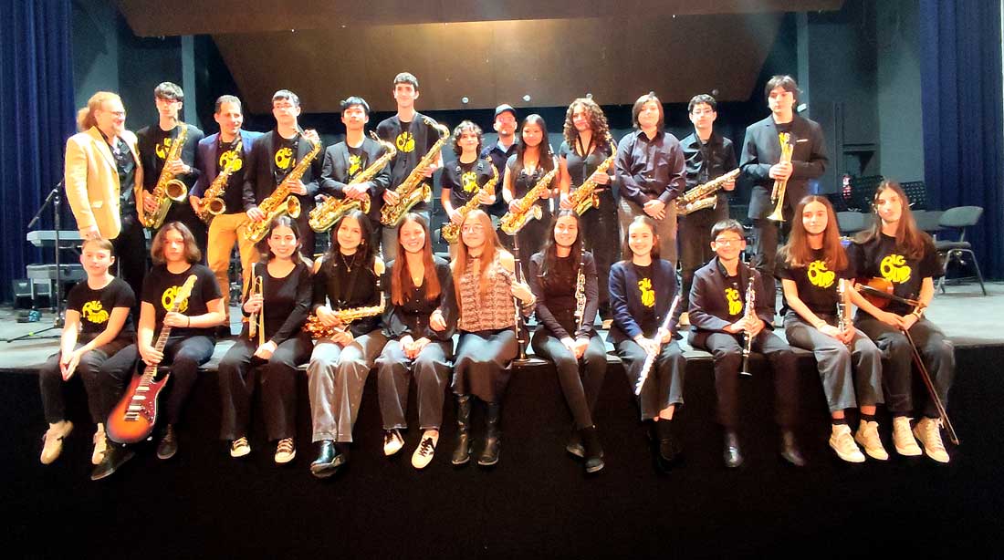 Actuación de Gençana Big Band en el Teatro Capitolio de Godella