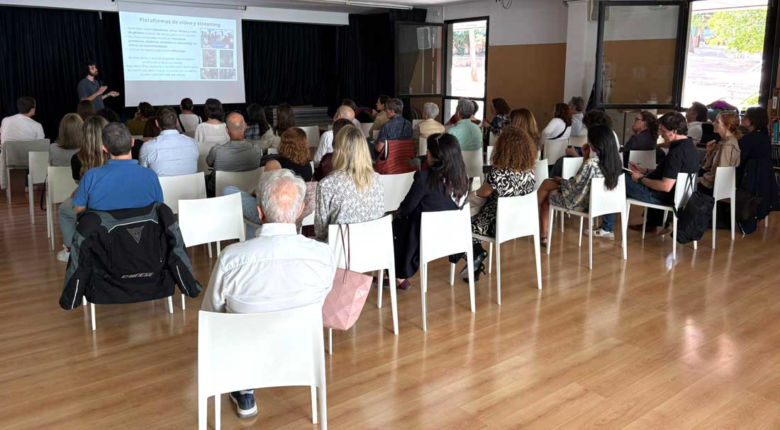 Grupo de personas sentadas atienden a una charla en el Centro Educativo Gençana